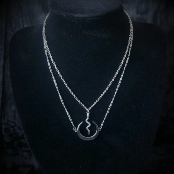 Collier lune inversée et serpent