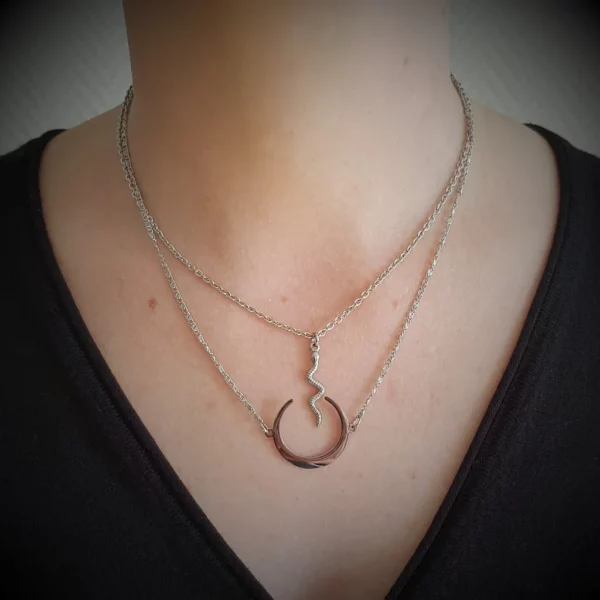 Collier lune inversée et serpent