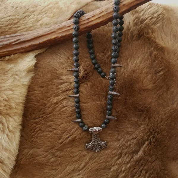 Collier viking Mjölnir, en perles de lave