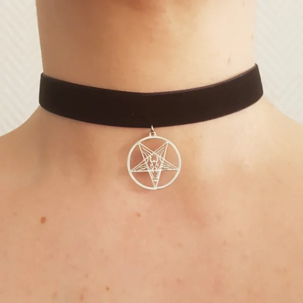 Ce choker en velours noir est orné d'un pendentif Baphomet, formant un pentacle satanique, en acier inoxydable.