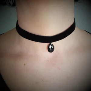 A la fois classique et original de par sa forme, ce collier ras de cou perle goutte à facettes en velours noir réhaussera élégamment vos tenues de tous les jours, ou de soirée, d'une touche gothique tout en finesse.