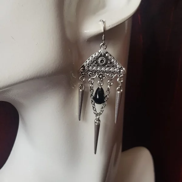 Boucles d'oreilles Sombre Bohème, avec long pendant ethnique de forme triangulaire et spikes