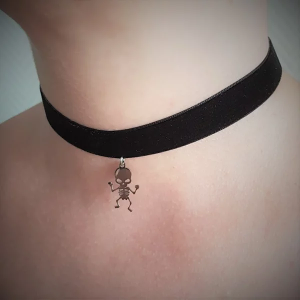 Ce ras de cou avec pendentif squelette en inox sera parfait pour donner une touche déjantée à votre look ! Ce mignon tas d'os doit probablement se croire encore un zombie...