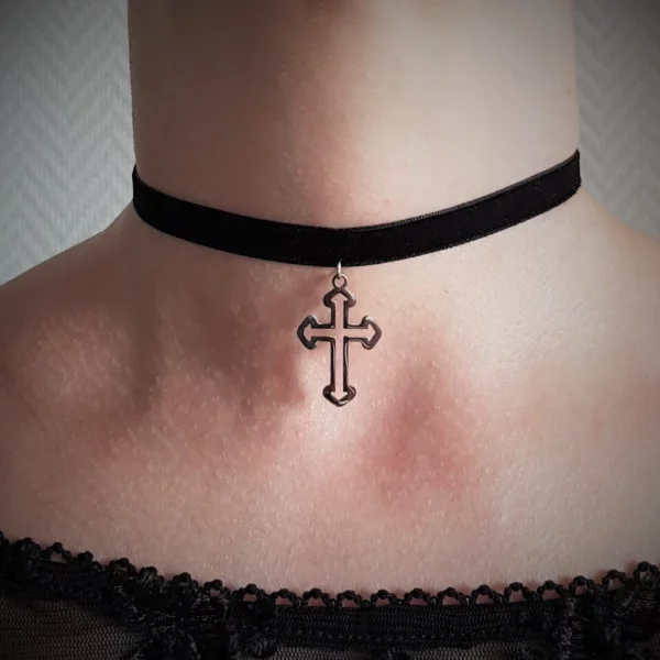 Collier ras de cou croix gothique, en acier inoxydable et velours noir