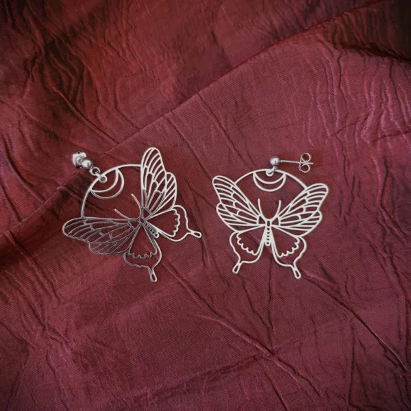 Ces boucles d'oreilles papillon lunaire sauront vous séduire avec leur finesse, relevé par une délicate lune dans le pur style witchy.