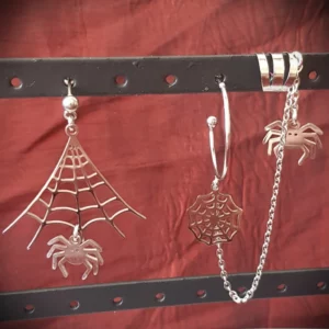 Boucles d'oreilles asymétriques araignées, style gothique kawaii, idéales pour Halloween ou Samhain.