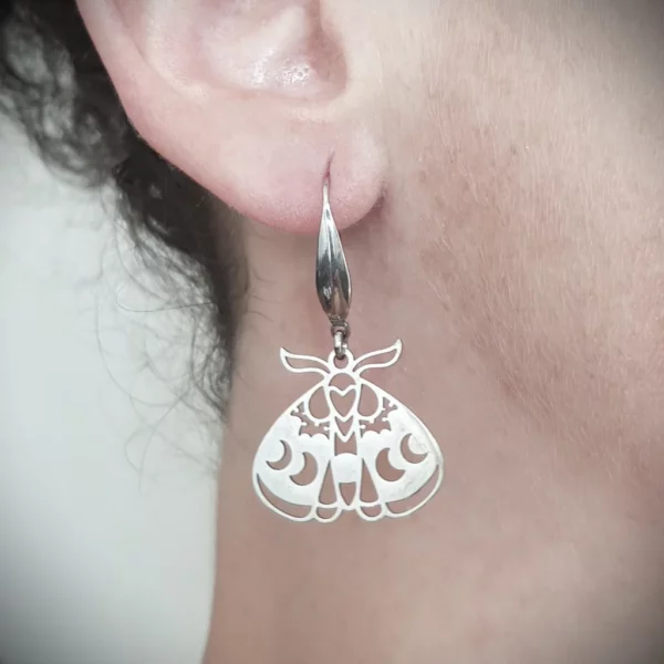 Boucles d'oreilles papillon Sphinx, avec croissant de lune, de style witchy.