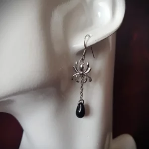 Cette arachnide garde son trésor perlé...Craquez sur ces boucles d'oreilles araignée à la perle, de style baroque en acier inoxydable et verre.