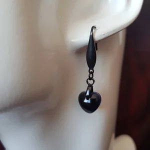 Boucles d'oreilles coeur noir, en acier inoxydable et résine.