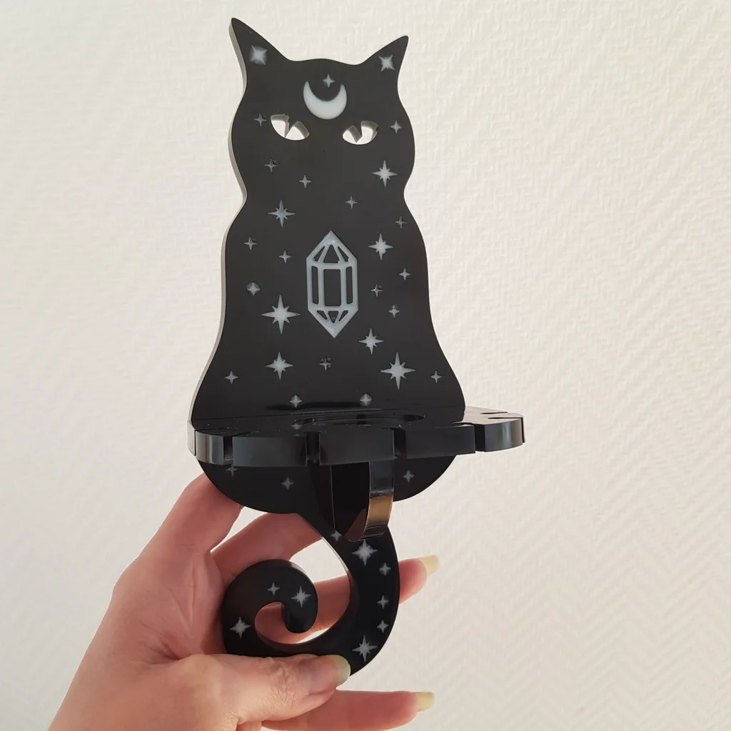Ce bougeoir mural chat noir étoilé a tout bon: à la fois original en décoration, bougeoir de sorcière et même support à collier, habillant votre intérieur avec la parfaite touche witchy.