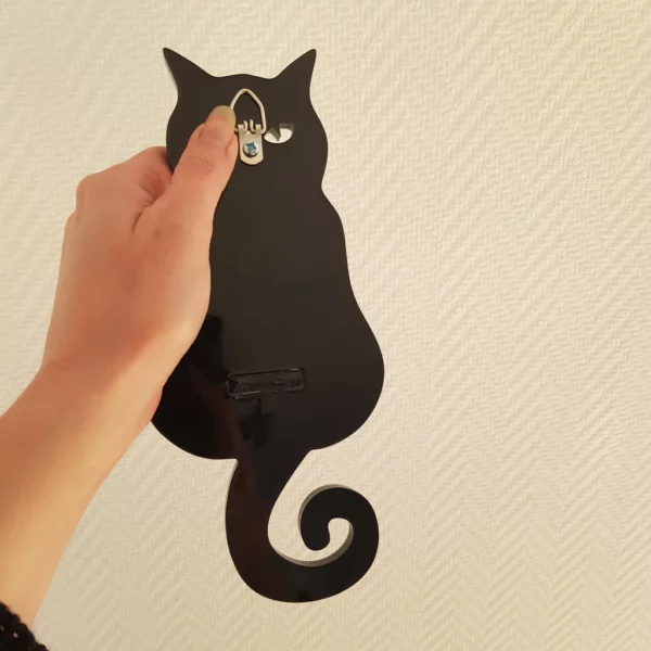 Vu arrière du bougeoir mural chat noir étoilé.