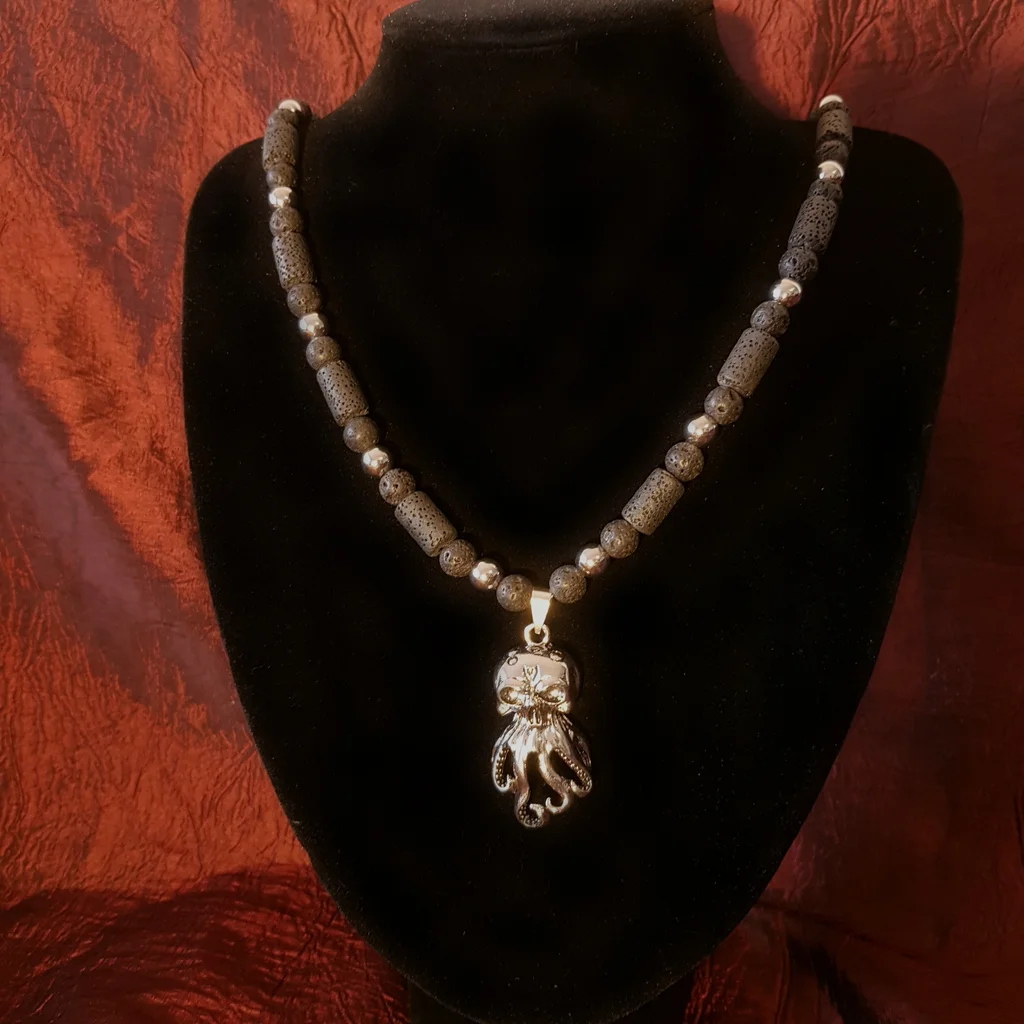 Un collier Kraken en lave et acier inox, pour une pièce des plus imposante à réserver pour les amateurs du genre Cthulhu-esque!