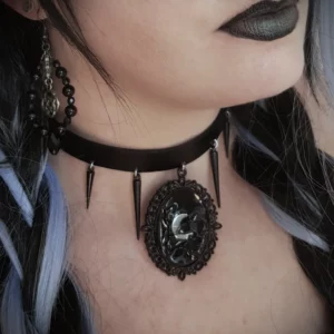 Collier ras de cou en cuir avec pendentif lune, de style gothique witchy.