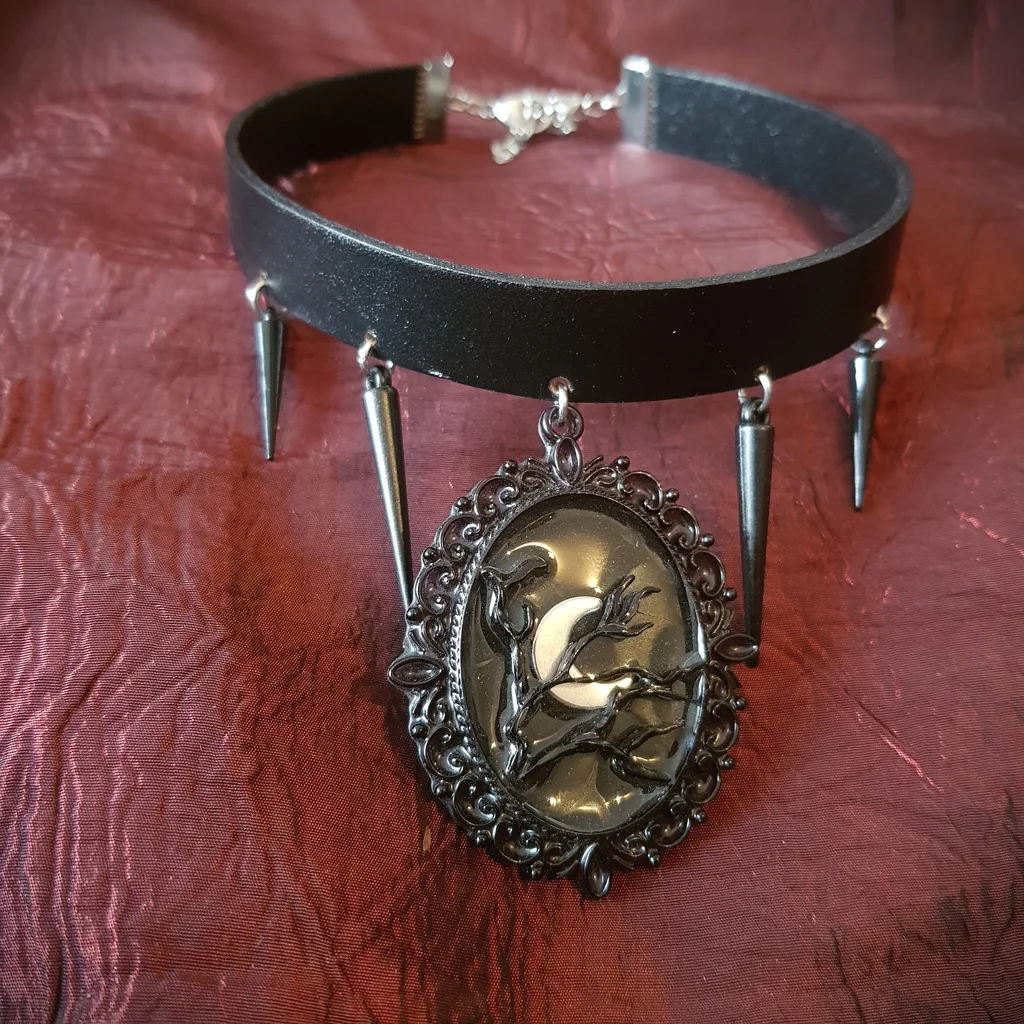 Collier ras de cou en cuir noir avec pendentif lune.