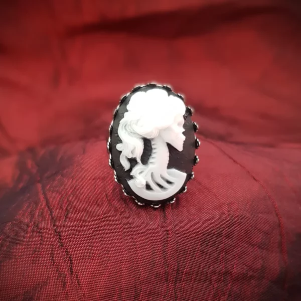 Bague camée gothique squelette, avec anneau réflable en acier inoxydable.