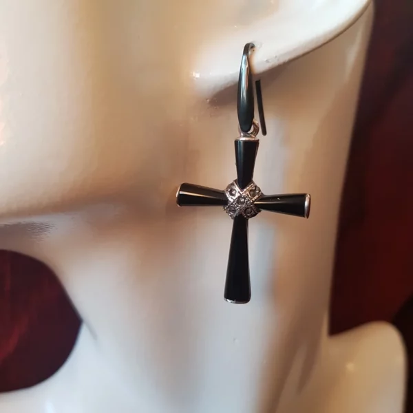 Ces boucles d'oreilles croix gothique en argent 925 seront un cadeau idéal pour ravirent les amatrices de bijoux de qualité.