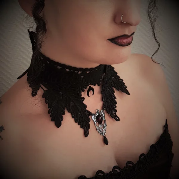 Ce collier gothique en dentelle large noire, parfait pour un mariage, est une pièce d'exception qui ne laissera pas indifférent! Fabriqué en France.