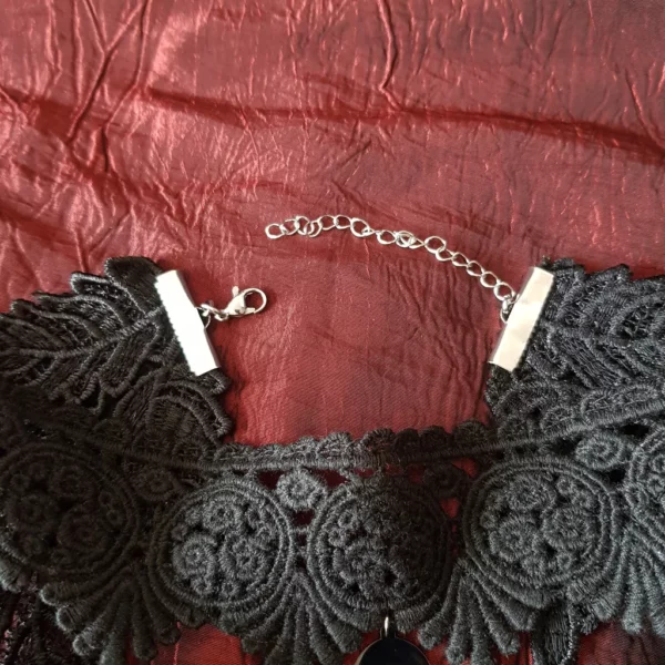 collier gothique en dentelle large noire.4