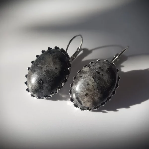 Ces boucles d'oreilles en pierre de larvikite réhausseront parfaitement une tenue de style gothique baroque, les reflets des pierres jouant avec la lumière pour un effet des plus saississant.