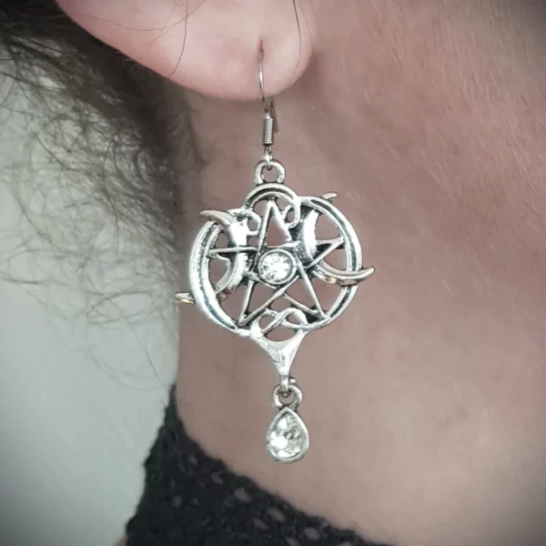 Ces boucles d'oreilles pentacle et lunes sont constitués d'entrelac celtique, où se mèle deux croissants de lune avec un pentacle en fond.