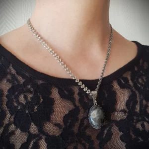 Ce collier gothique en pierre de larvikite est la parfaite finition de votre look, grâce au coté baroque de sa monture, le reflet bleu et argenté de la pierre jouant avec la lumière et sa chaine chauve-souris en acier inoxydable. Pour un effet des plus saississant!