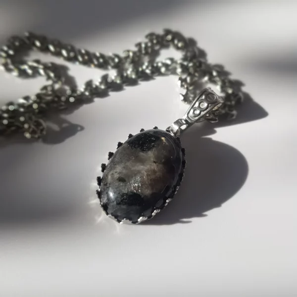 Ce collier gothique en pierre de larvikite est la parfaite finition de votre look, grâce au coté baroque de sa monture, le reflet bleu et argenté de la pierre jouant avec la lumière et sa chaine chauve-souris en acier inoxydable. Pour un effet des plus saississant!