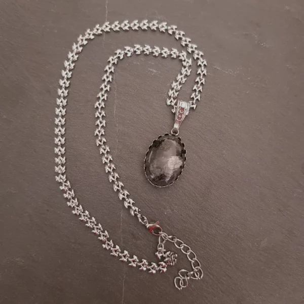 Collier gothique en pierre de larvikite