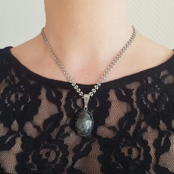 Collier gothique en pierre de larvikite.