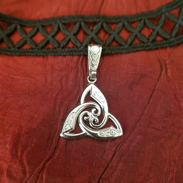 collier ras de cou celtique triquetra