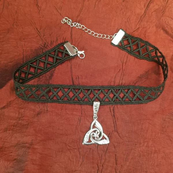 collier ras de cou celtique triquetra