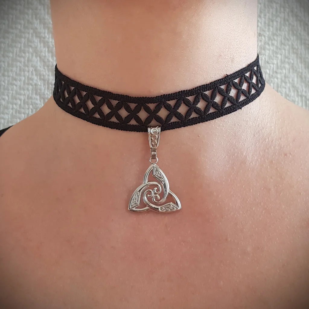 collier ras de cou celtique triquetra