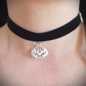 Avec leur lunes, ce collier ras du cou papillon Sphinx apportera la touche witchy qui finira votre look en beauté. En velours et acier inoxydable.