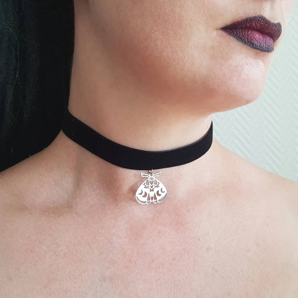 Avec leur lunes sur les ailes, ce délicat collier ras du cou papillon Sphinx apportera la touche witchy pour parfaire votre look. En velours noir et acier inoxydable.