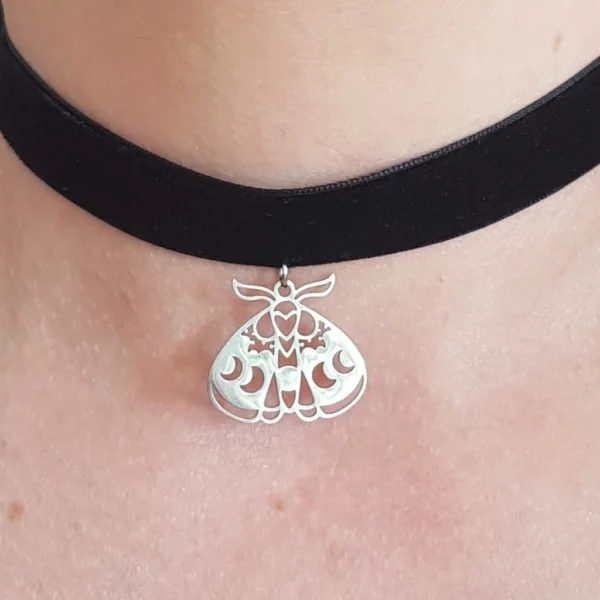 Collier ras du cou papillon Sphinx.