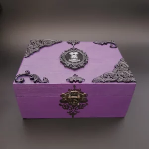 Cette boîte en bois décorée Camée gothique sera parfaite pour ranger bijoux et secrets, avec ses camées et décoration gothique baroque.