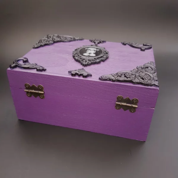 Boîte en bois décorée "Camée gothique"