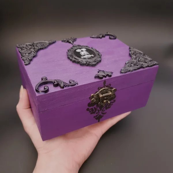 Boîte en bois décorée "Camée gothique"