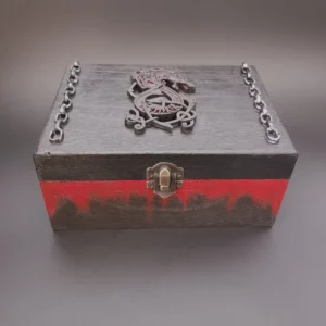 Cette boîte en bois décorée Fenrir nous plonge dans la mythologie viking: une annonce du Ragnarök car le loup géant est libéré de ses chaines.