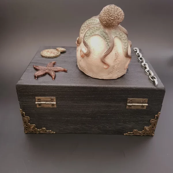 Boîte en bois décorée "L'âme des pirates"