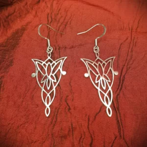 Ces boucles d'oreilles elfique style filigrane vous séduiront grâce à leur forme effilé et leur délicat entrelac, rappelant également l'esprit des bijoux celtique. Matériaux: acier inox.