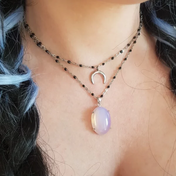 Ce collier choker avec pierre d'opale et lune est un bijou witchy qui ravira les amatrices de pièce de qualité. Opale naturelle monté sur argent 925.