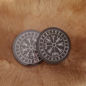 Avec ce lot de 2 dessous de verre viking Vegvisir, célèbre boussole viking, apportez à votre table la touche de décoration originale qui ne passera pas inaperçue!