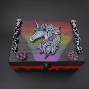 Cette boîte en bois décorée Dark Licorne a un nom bien évocateur... Qui a dit que licorne, arc-en-ciel et style sombre ne pouvait pas cohabiter?