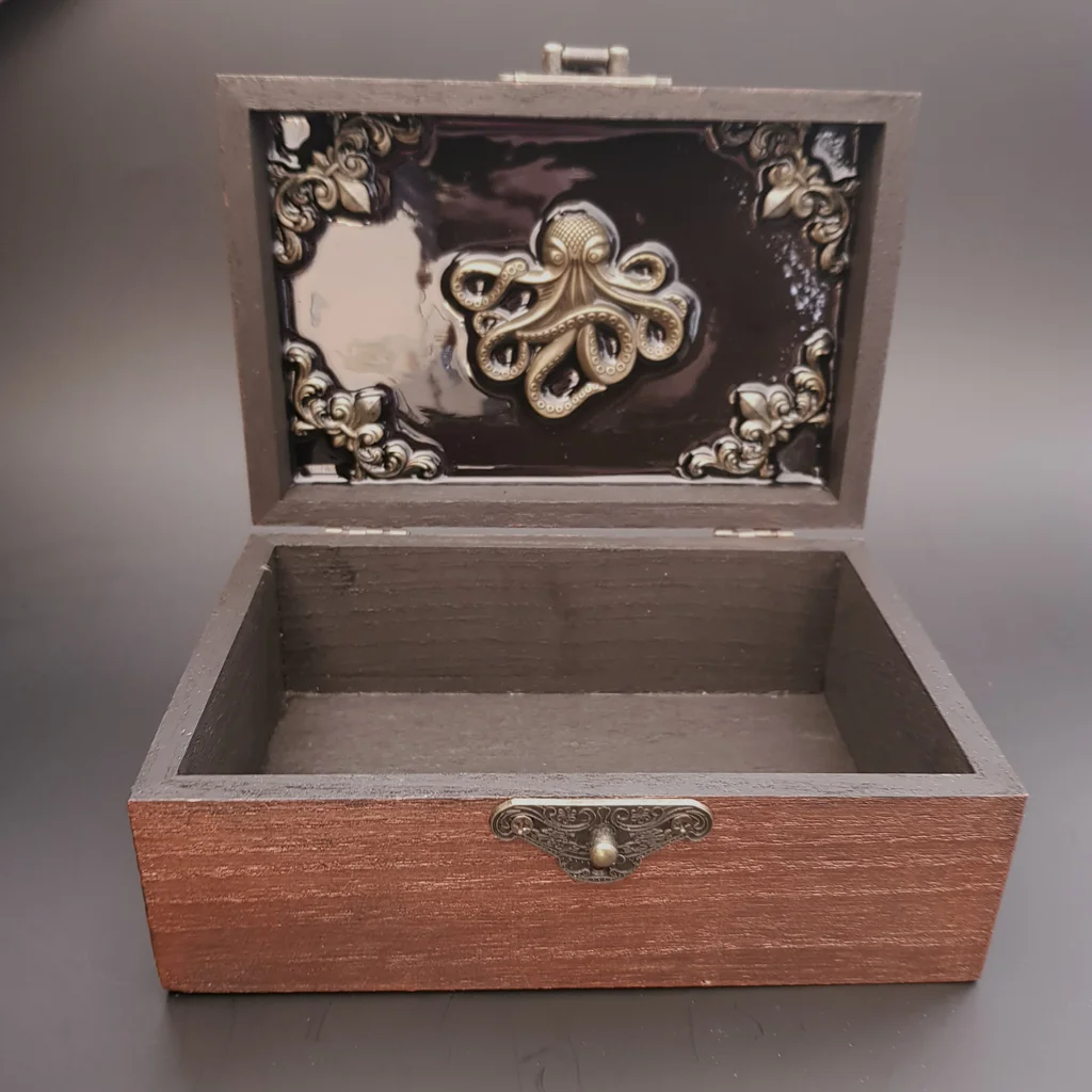 Boîte en bois décorée Kraken