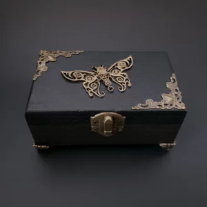 Trouvez un peu de poésie en mode steampunk avec cette boîte en bois décorée Papillons et Engrenages, pour un style vintage atypique.