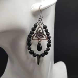 Ces boucles d'oreilles triquetra noeud celtique joue avec les différences de matière et de couleur entre les perles de lave, de jade et en verre.