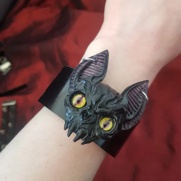 Bracelet manchette chauve-souris gothique