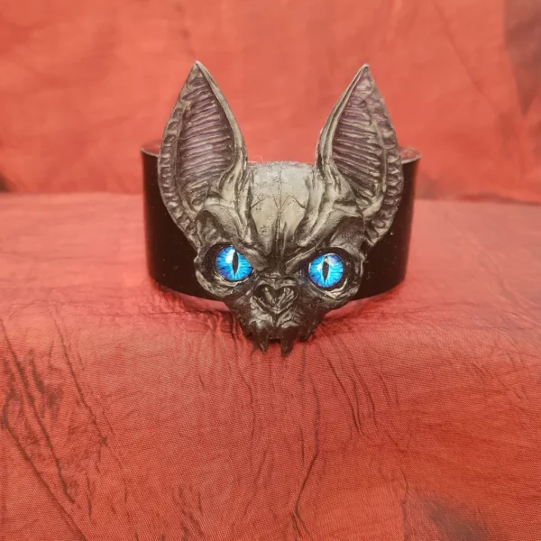 Bracelet manchette chauve-souris avec yeux bleu