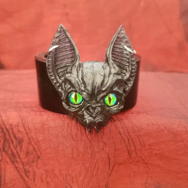 Bracelet manchette chauve-souris avec yeux vert