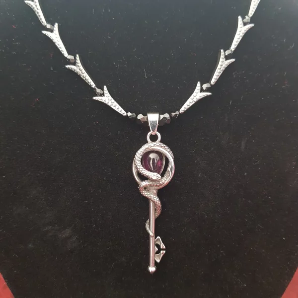 Collier avec pendentif clef et serpent